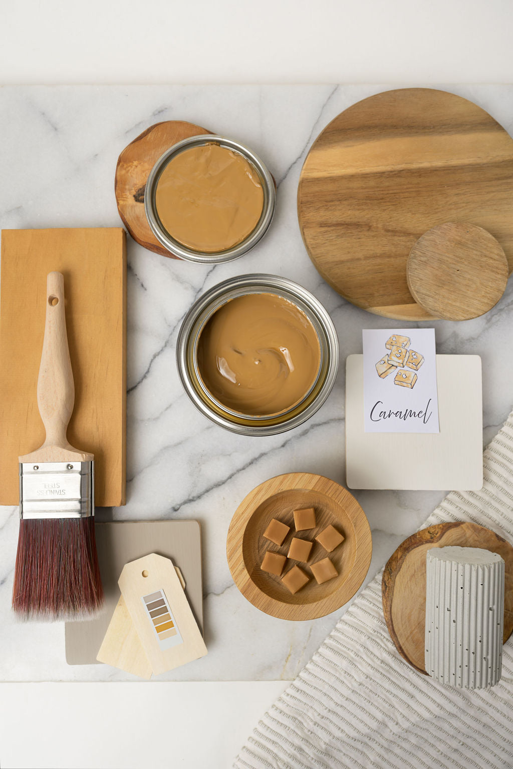 Dixie Belle No Pain Gel Stain Caramel – flatlay styling with wood and caramel candies