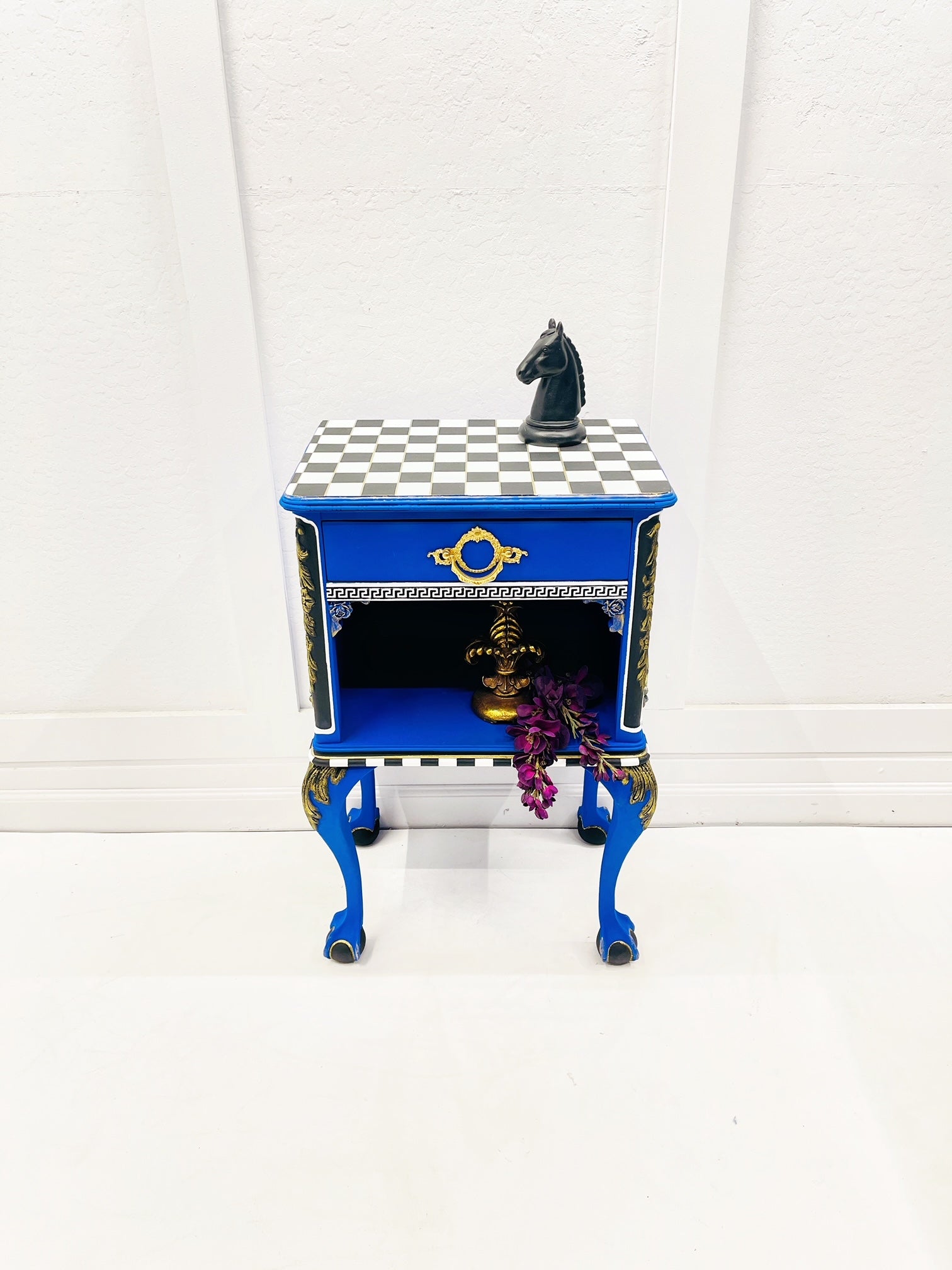 Vintage End Table painted with Dixie Belle Cobalt Blue Chalk Mineral Paint for a bold blue furniture makeover 