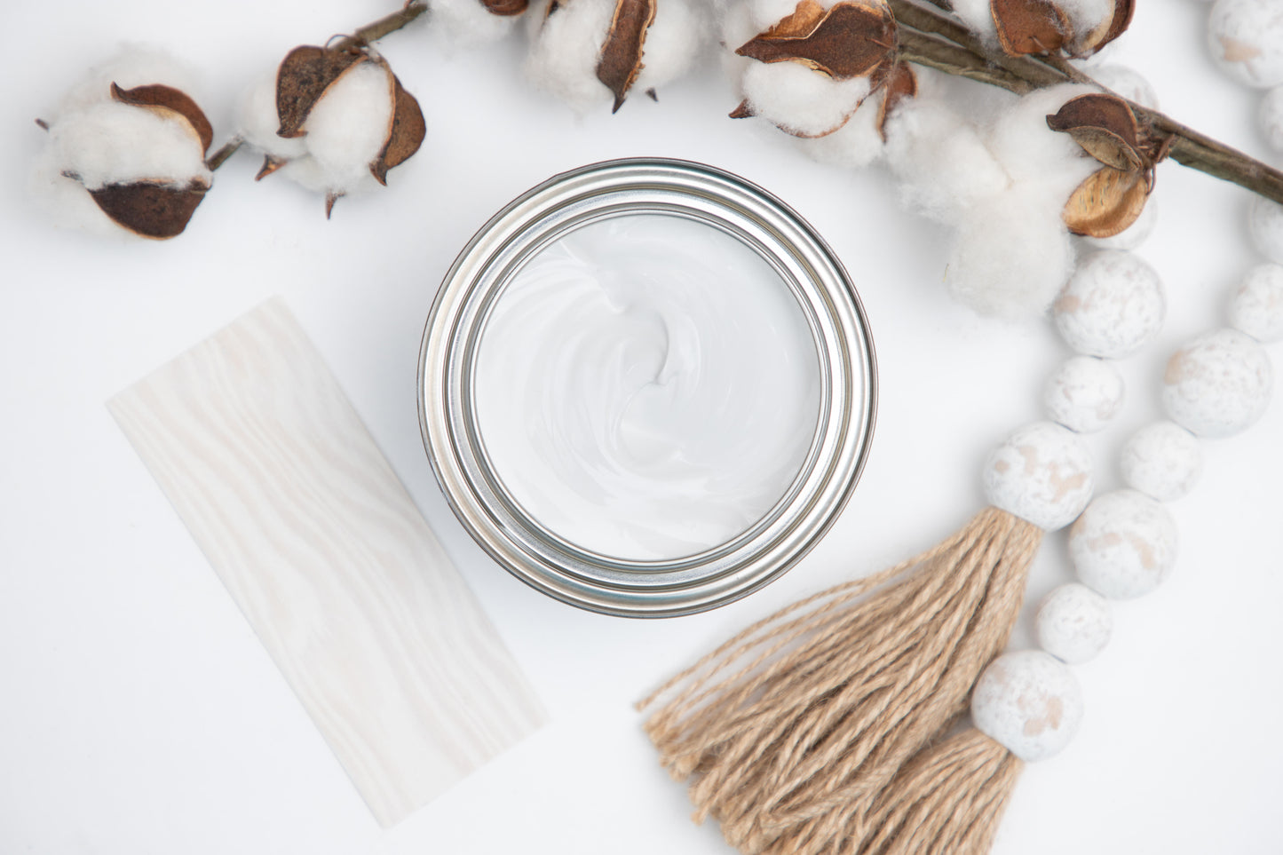 Dixie Belle No Pain Gel Stain Picklin White open can showing creamy white color with wood swatch